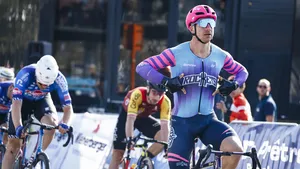 Dylan Groenewegen juicht en wijst naar Rockets op zijn tenue.