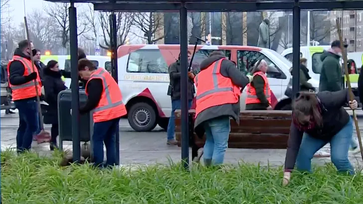 Eindhovenaren aan de slag - burgers en stadsreiniging ruimen de schade op