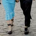 Vriendinen met designerschoenen aan.