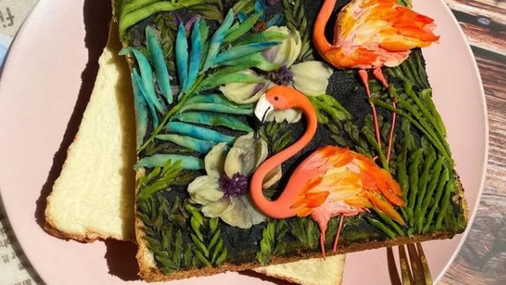 Jiangcaicai  tovert met brood, fruit en aardappelpuree