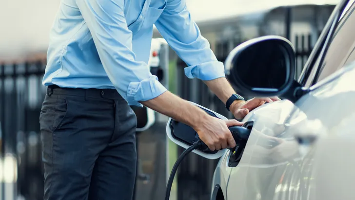 Alarmfase voor 2026: waarom jij straks je elektrische auto inruilt voor een oude benzinebak