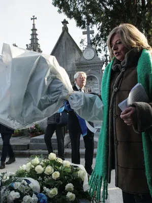 Covite-voorzitter Consuelo Ordóñez legt bloemen bij het graf van haar door de ETA ver- moorde broer Gregorio