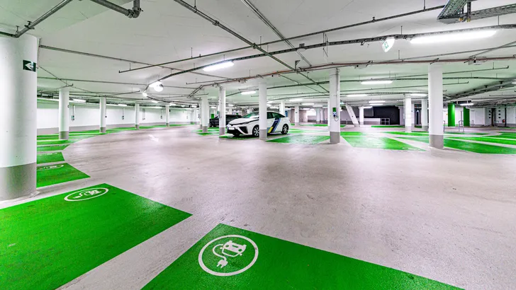 Chinese parkeergarages lossen tekort aan laadpalen op met slimme laadrobots aan het plafond