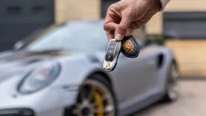 Porsche rijden op kosten van oma: 26-jarige fraudeur genadeloos gestraft voor bizarre autohobby