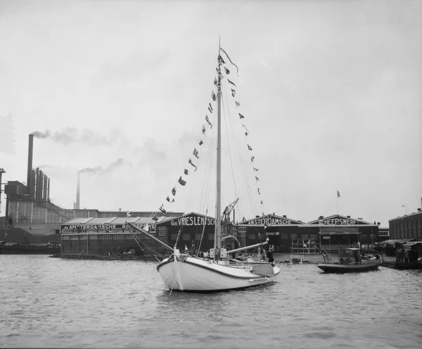 Onderhoudskosten Groene Draeck: de tewaterlating van de Groene Draeck in 1957.