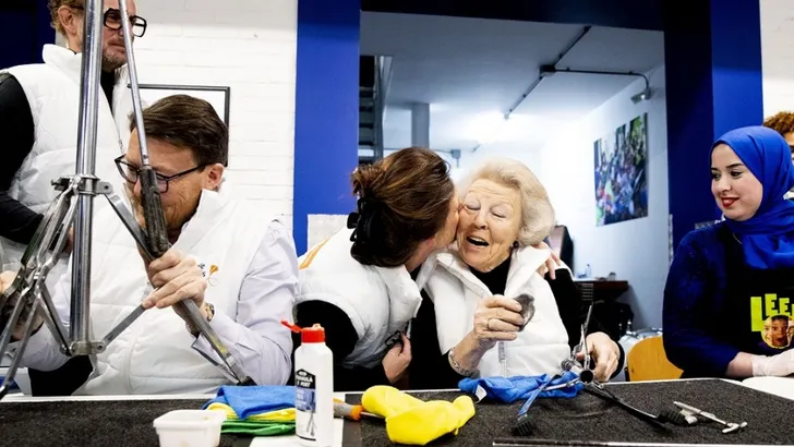 Zien: prinses Beatrix krijgt zoen van prinses Annette tijdens NLdoet 
