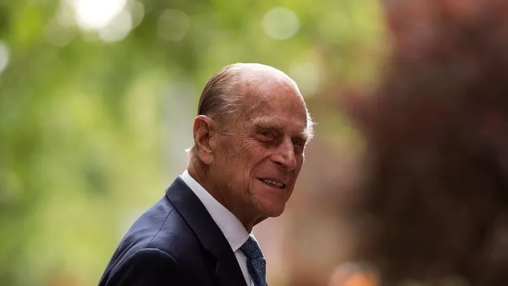 Zien: prins Philip zet presentator op zijn nummer