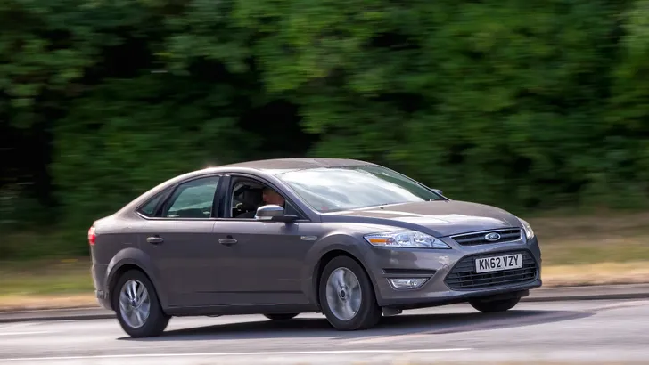 Man koopt een Ford Mondeo voor 173 euro en ontdekt een rijdend biologisch gevaar