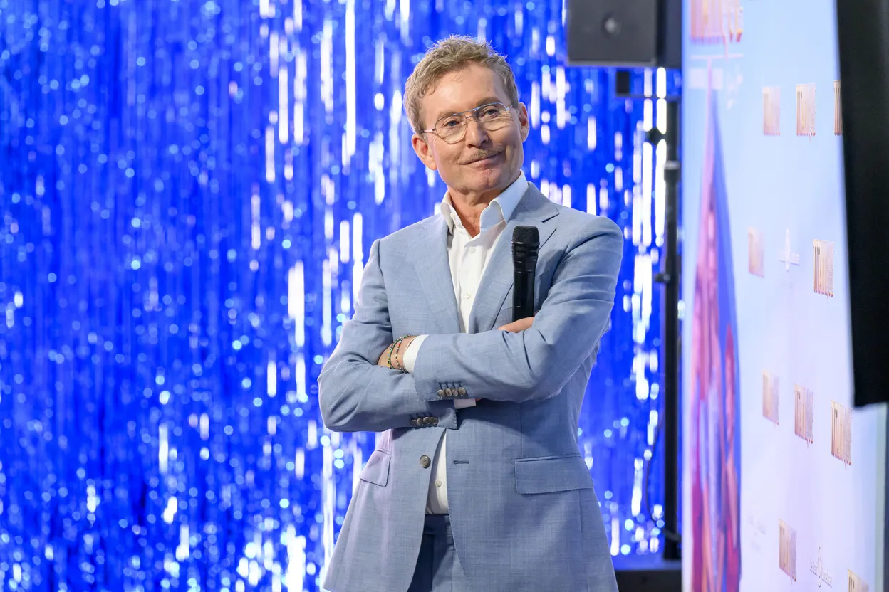 Creatief producent Hans Cornelissen in een blauw colbert tijdens de perspresentatie van Titanique de musical in Nederland. 