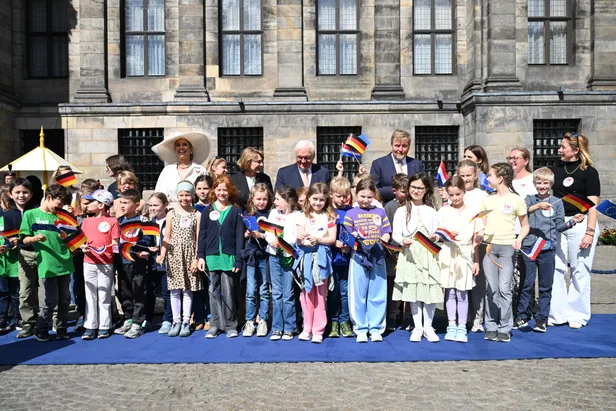 Koningin Máxima staatsbezoek Duitsland: groepsfoto met lokale jeugd op de Dam, juni 2026.
