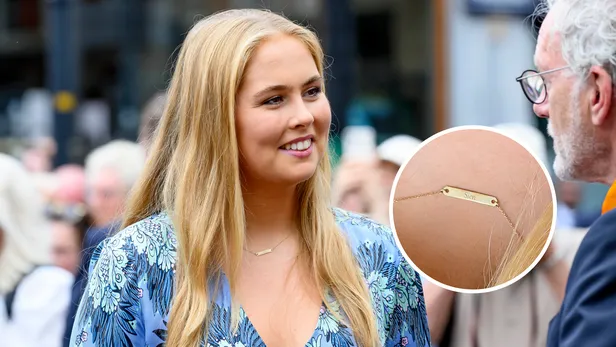 Prinses Amalia met ketting met de naam 'Sien'.
