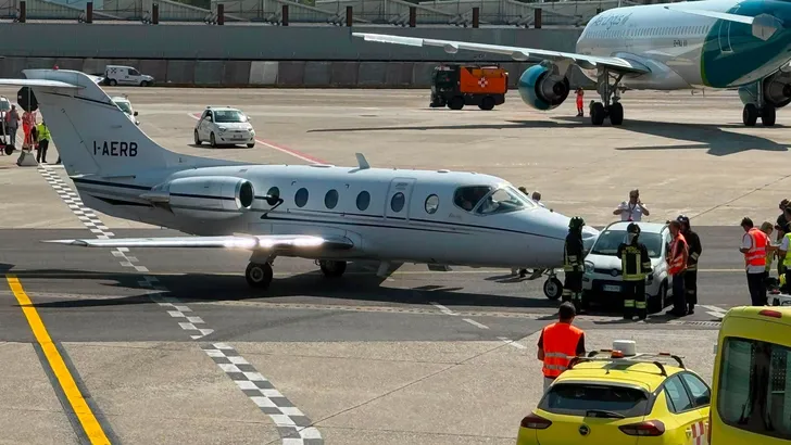 Fiat Panda botst op privéjet op luchthaven, maar het schadeformulier maakt het verhaal nog vreemder