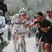 gehavende tadej pogacar wint strade bianche