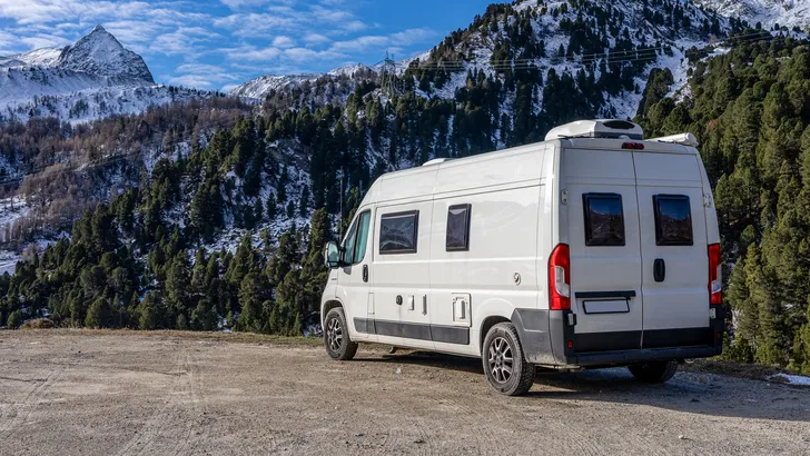 Stel woont drie jaar in een camper en deelt nu de harde realiteit van het nomadische leven