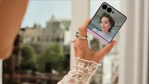 vrouw gebruikt nieuwste Samsung Smartphone