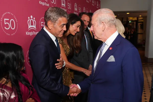 George Clooney en Amal Clooney schudden handen met koning Charles en koningin Camilla bij het King's Trust Gala, mei 2026.