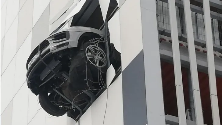 Russische ijshockeyer ramt Porsche Macan door parkeergarage