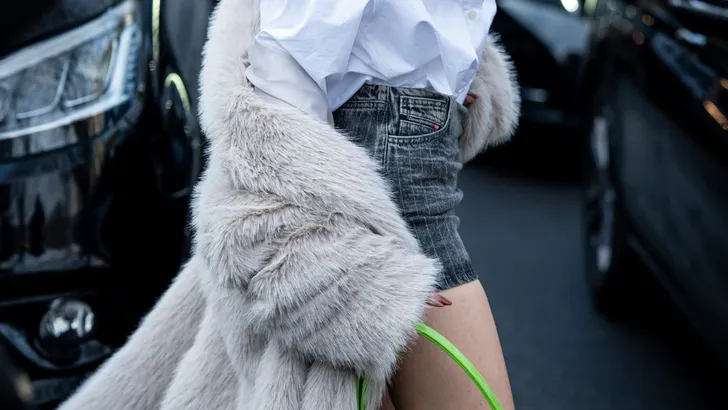 Vrouw met stijlvolle look.