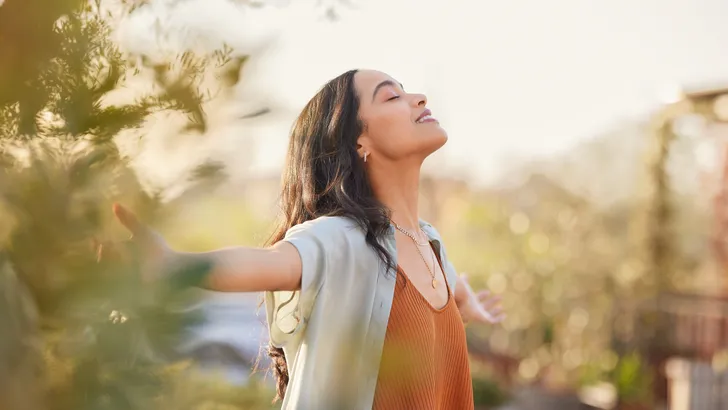 Vrouw omarmt de zon