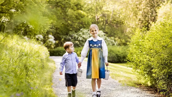 Lieve nieuwe foto's van prins Estelle en prins Oscar!
