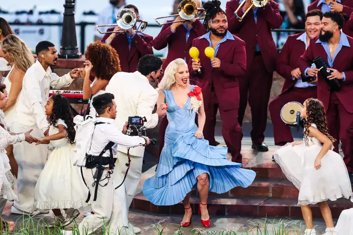 Vergeet de winter! Droom weg bij Lady Gaga's zomerse Super Bowl-look en ontdek hoe je haar adembenemende stijl zelf kunt bemachtigen (voor een zacht prijsje).