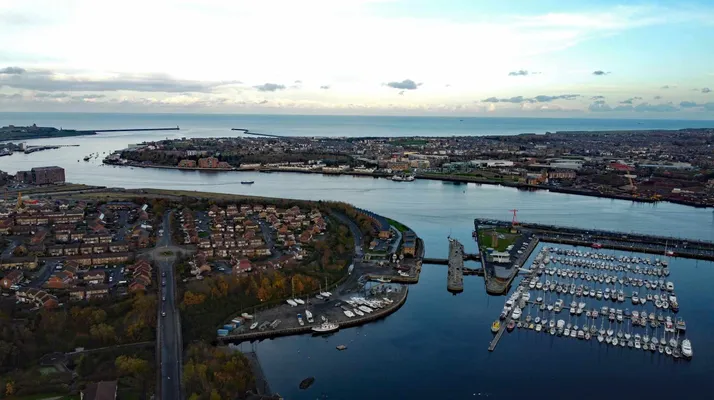 De Royal Quays Marina ligt dicht bij de riviermonding. Credit Royal Quays Marina.