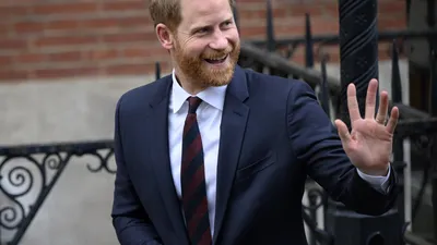 Prins Harry tijdens aankomst bij rechtszaak