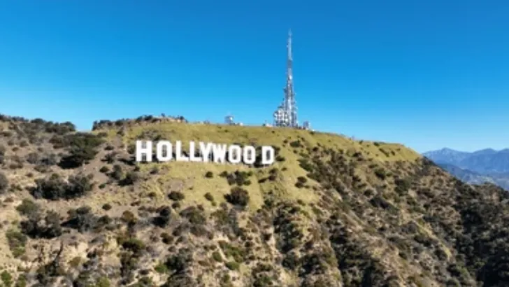 Achter het fluwelen gordijn: escorts, imago en Hollywoods meest discrete machtsspeler