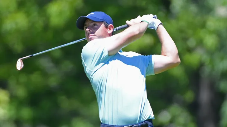 Rory geeft golfles