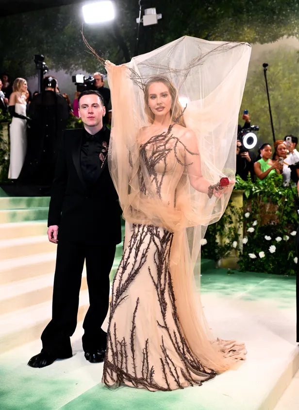 Lana del Rey in Alexander McQueen bij het Met Gala in 2024 met Alexander McQueens creative director Seán McGirr