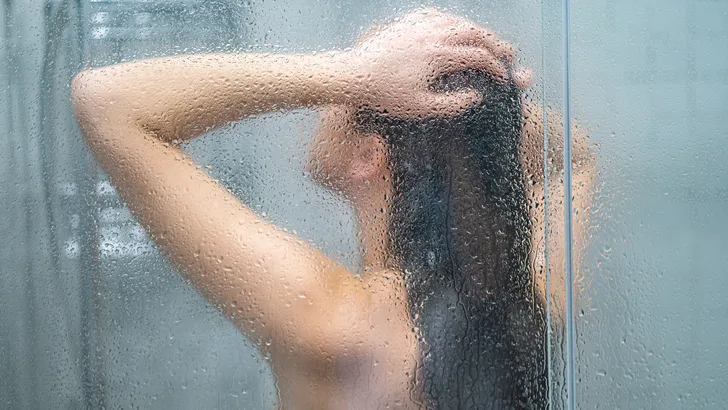 vrouw onder de douche