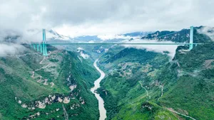 Kijken: China opent hoogste brug ter wereld (625 meter)