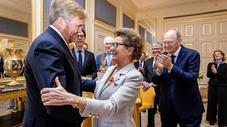 Koning reikt Erekruis in de Huisorde van Oranje uit aan Janine van den Ende