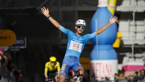 Isaac del Toro met de armen in de lucht in Tirreno-Adriatico