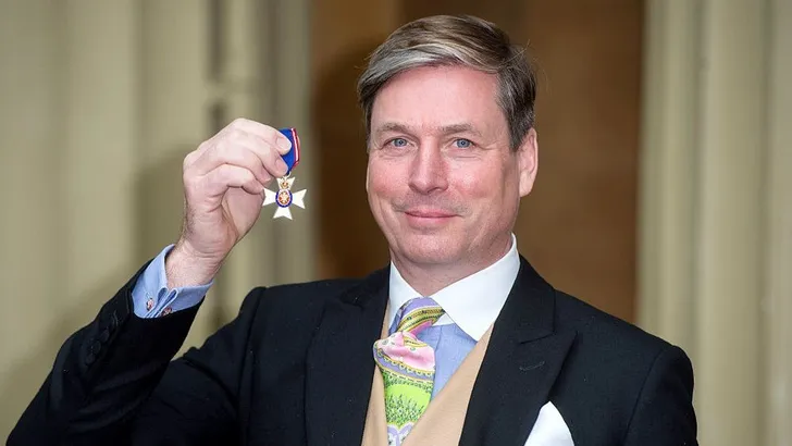 Dít is Stewart Parvin, couturier van de Queen