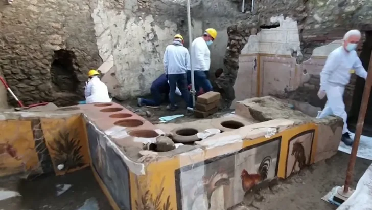 Perfect bewaarde snackbar opgegraven in Pompeï