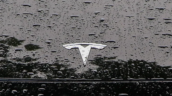Met de Tesla door de regen? 20.000 euro schade!