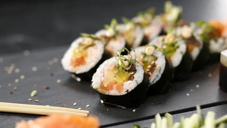 Frikansushi: een combinatie van sushi en frikandellen