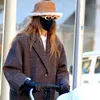 Gigi Hadid gespot in fashionable budget jas van Mango