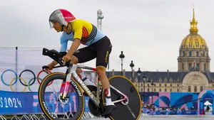 remco evenepoel aan het tijdrijden in parijs, klaar voor het wk