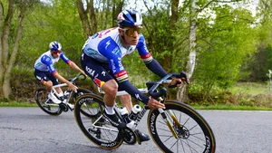 Remco Evenepoel met een gefocuste blik in een bocht in een afdaling in de Amstel Gold Race.