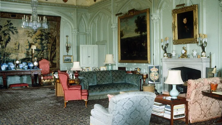 Zo fraai woont prins Andrew in de Royal Lodge