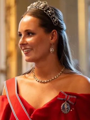 prinses Alexandra rode jurk tiara