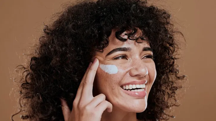 Vrouw bezig met haar skincare.