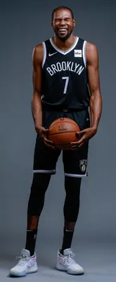 Bij zijn huidige club, de Brooklyn Nets.