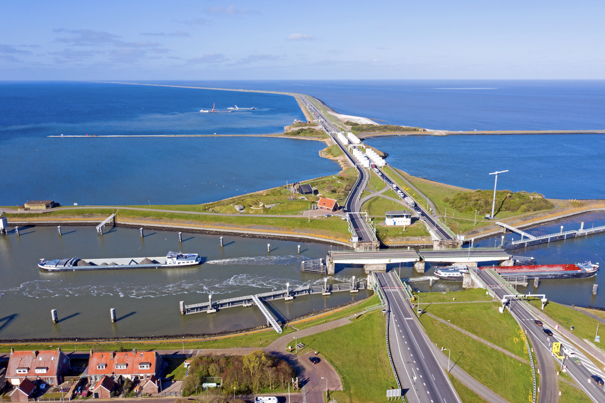 Er zit een gat in de Afsluitdijk: waarom er een slingerrivier van 55 miljoen euro doorheen wordt geg