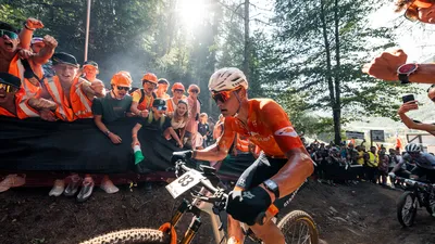 Mathieu van der Poel rijdt door een mensenmenigte op het WK mountainbike in Val di Sole