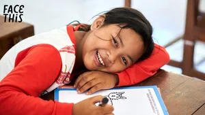 Indonesisch Meisje aan het tekenen voor Face This.