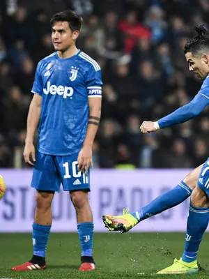 Cristiano Ronaldo probeert in een dood spelmoment leven te krijgen.