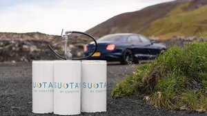 Bentley Flying Spur rijdt dwars door Ijsland op tank oude stro